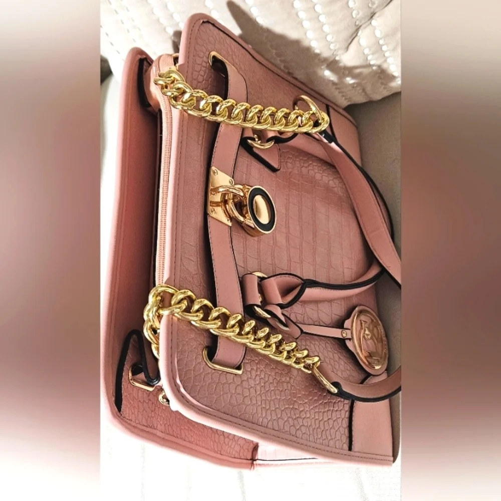🌟 NWOT Pink Alligator Pattern Satchel Handbag With Gold Chain Accent🌟
